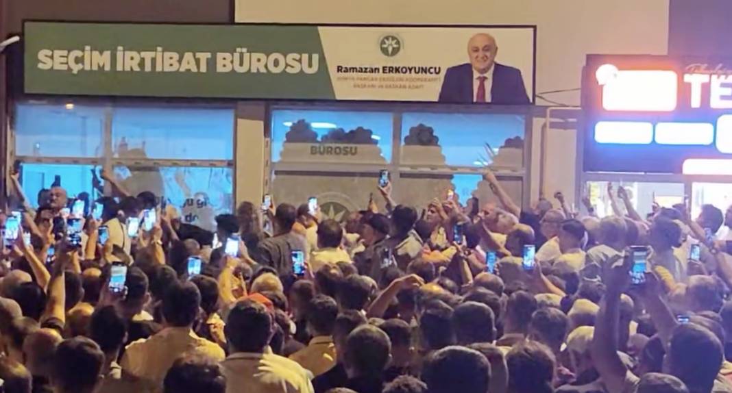 Ramazan Erkoyuncu'yu yeniden başkan seçenler Çumra'da böyle karşıladı 1